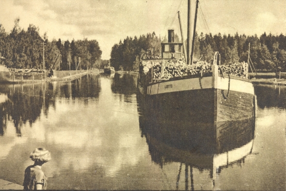 Luotto Saimaankanavalla, kuva isona tauluna Sulkavan kunnanvirastolla.